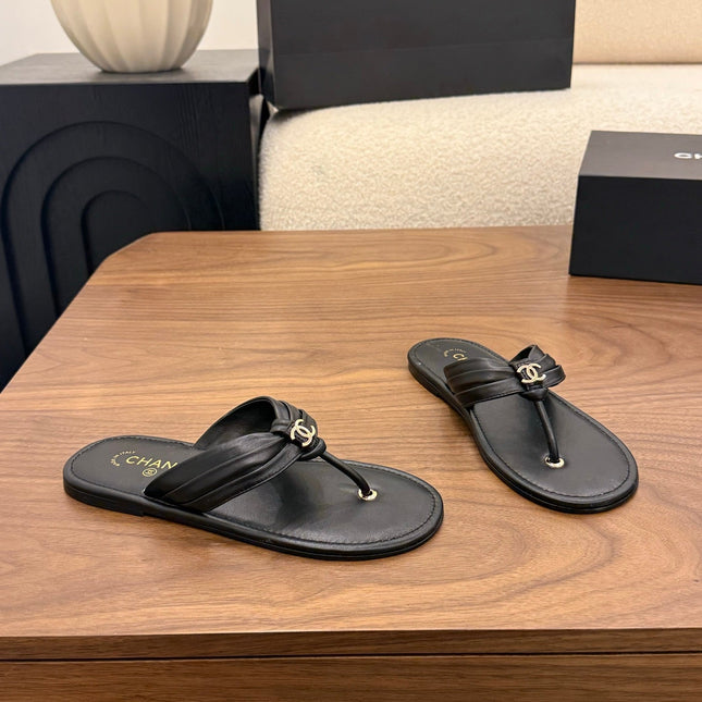 CHANEL 26S THONG SANDALS IN BLACK CALFSKIN WITH CC LOGO