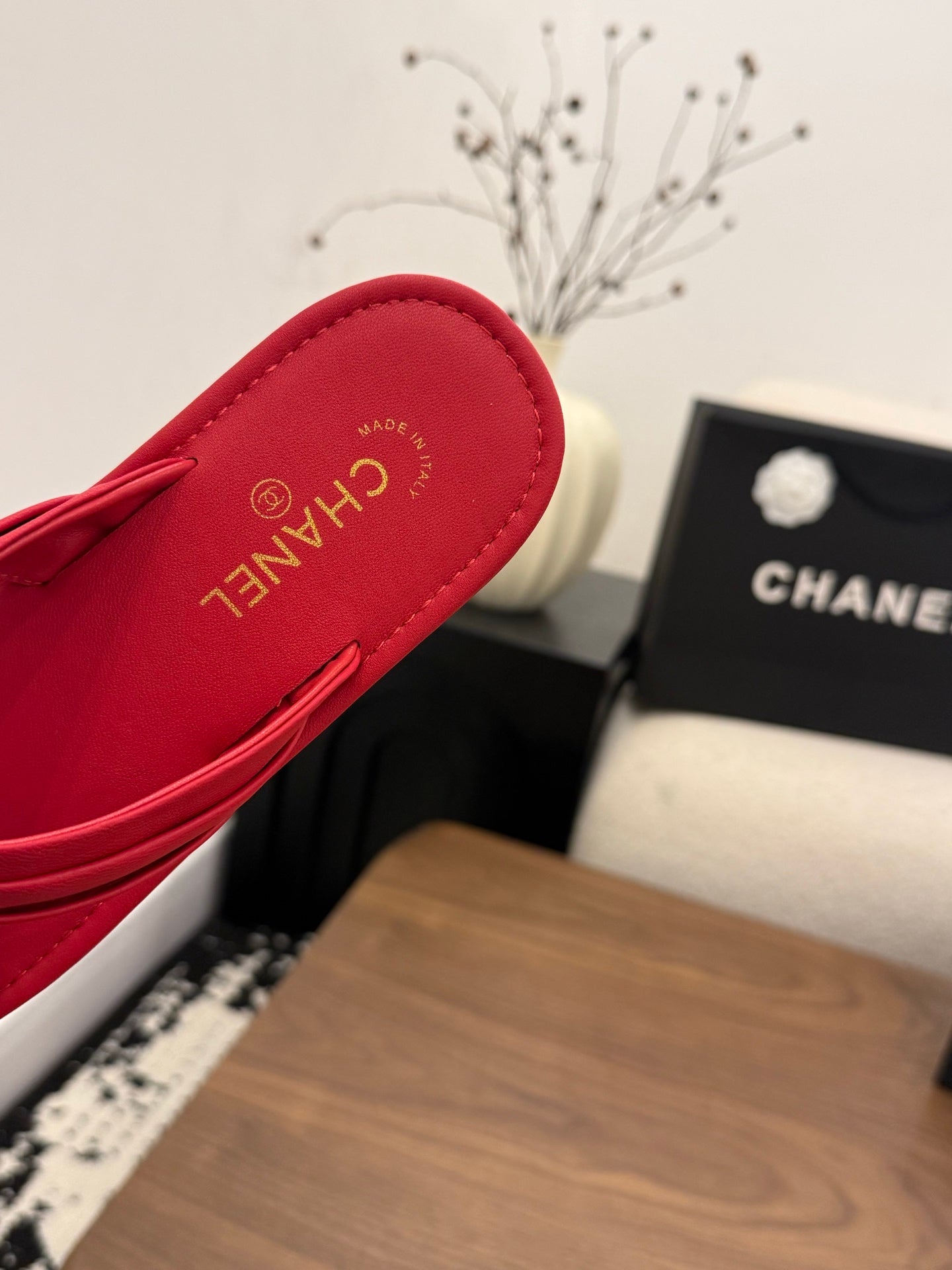 CHANEL 26S THONG SANDALS IN RED CALFSKIN WITH CC LOGO