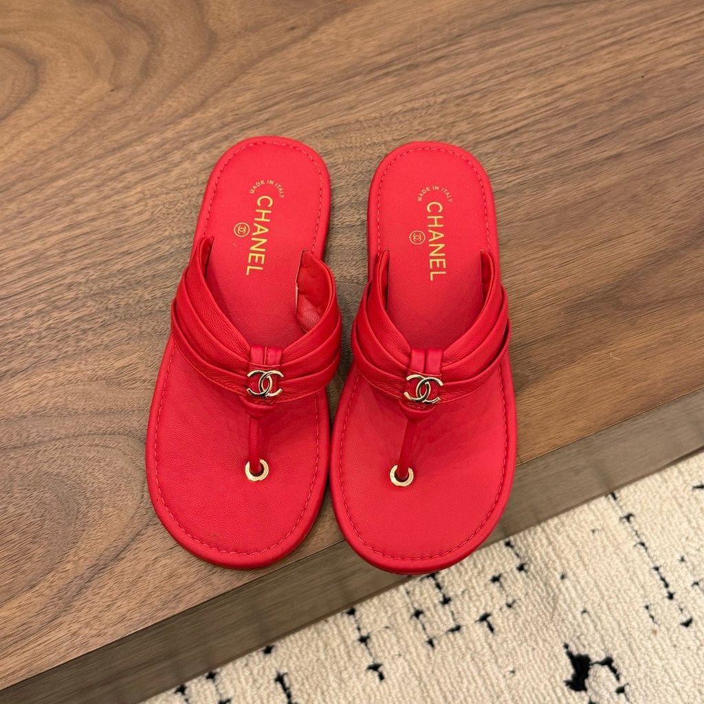 CHANEL 26S THONG SANDALS IN RED CALFSKIN WITH CC LOGO