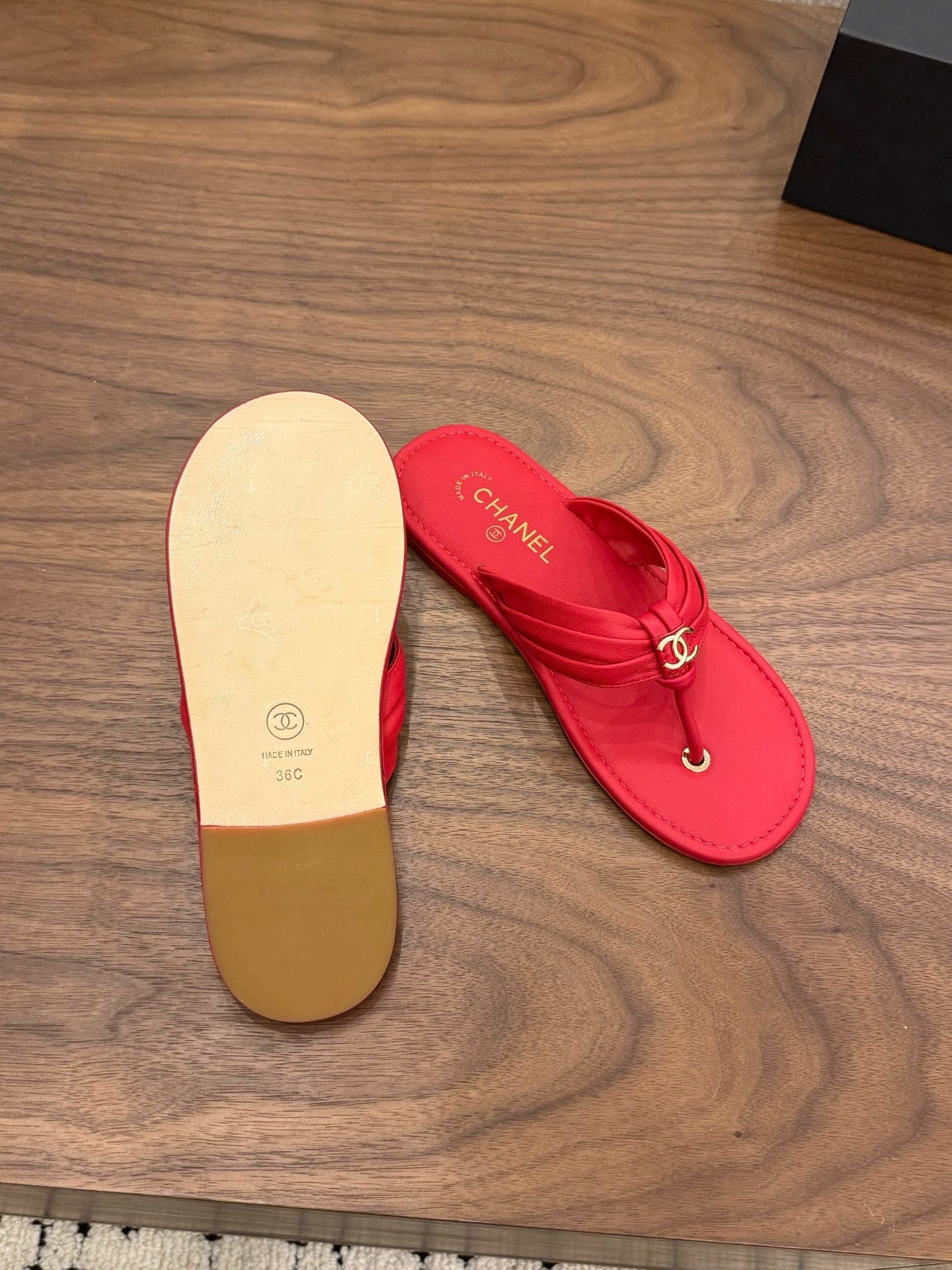 CHANEL 26S THONG SANDALS IN RED CALFSKIN WITH CC LOGO