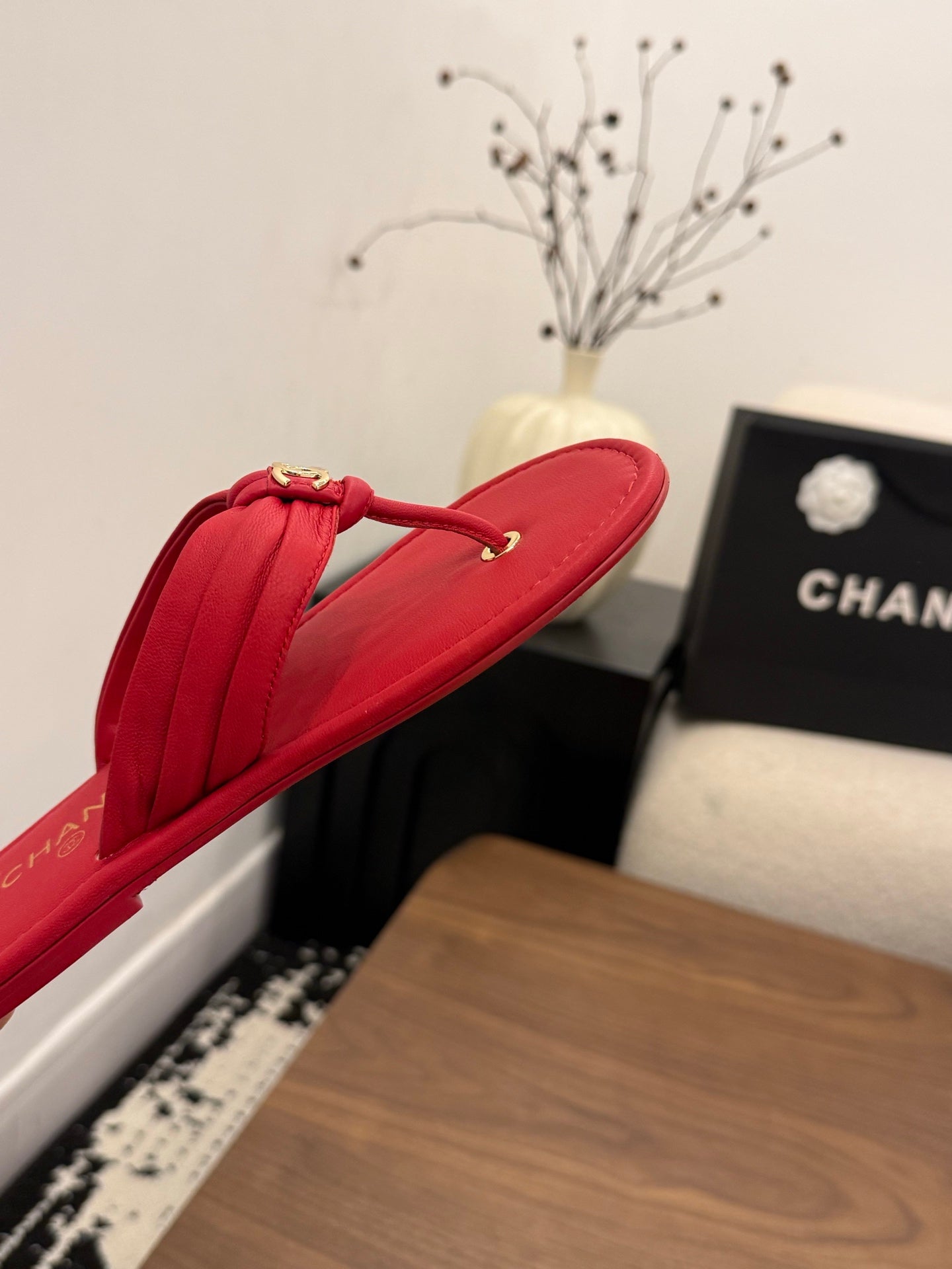 CHANEL 26S THONG SANDALS IN RED CALFSKIN WITH CC LOGO