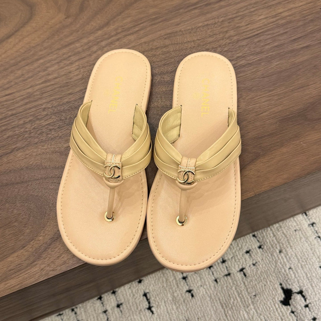 CHANEL 26S THONG SANDALS IN BEIGE CALFSKIN WITH CC LOGO