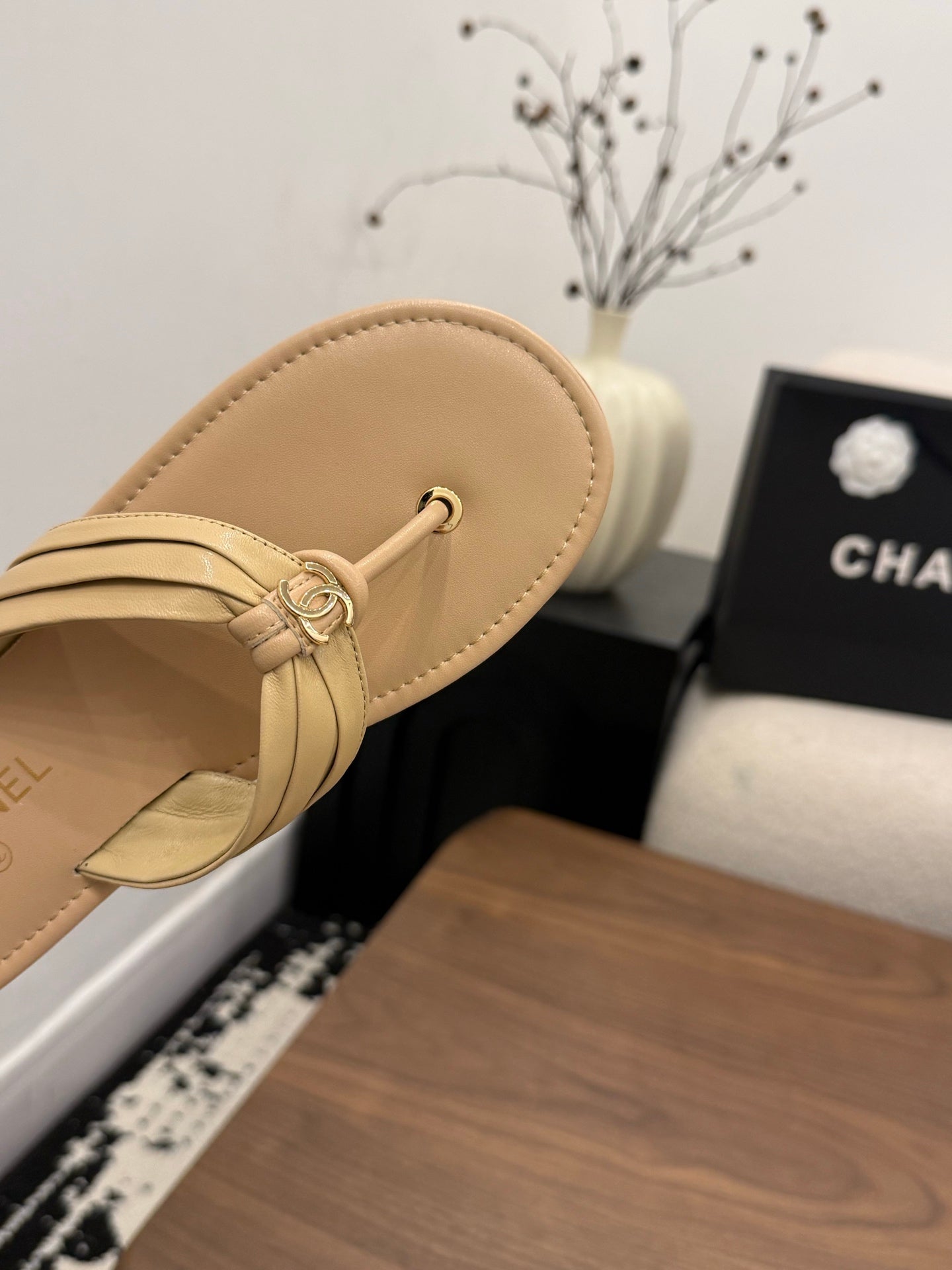 CHANEL 26S THONG SANDALS IN BEIGE CALFSKIN WITH CC LOGO