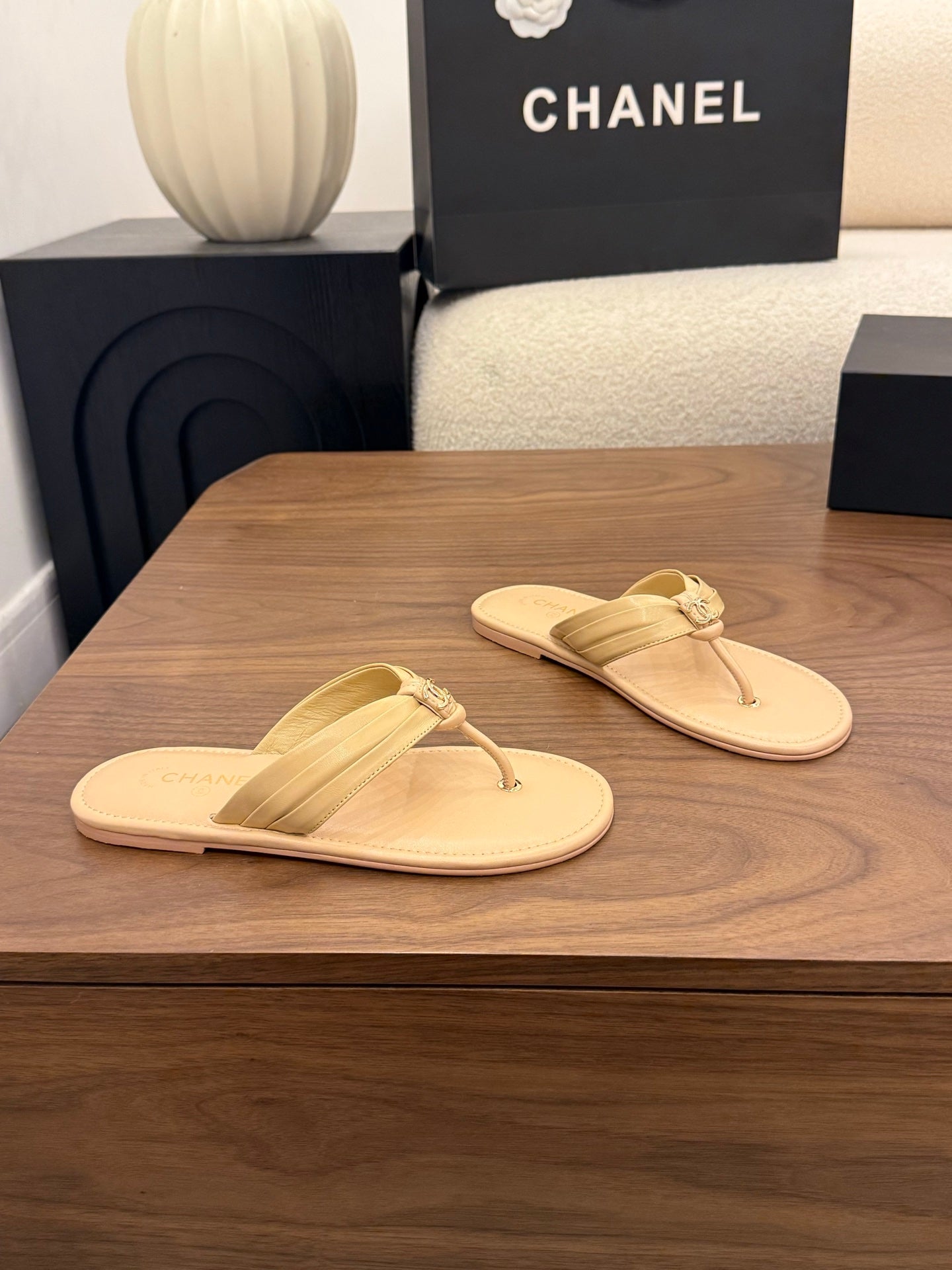 CHANEL 26S THONG SANDALS IN BEIGE CALFSKIN WITH CC LOGO