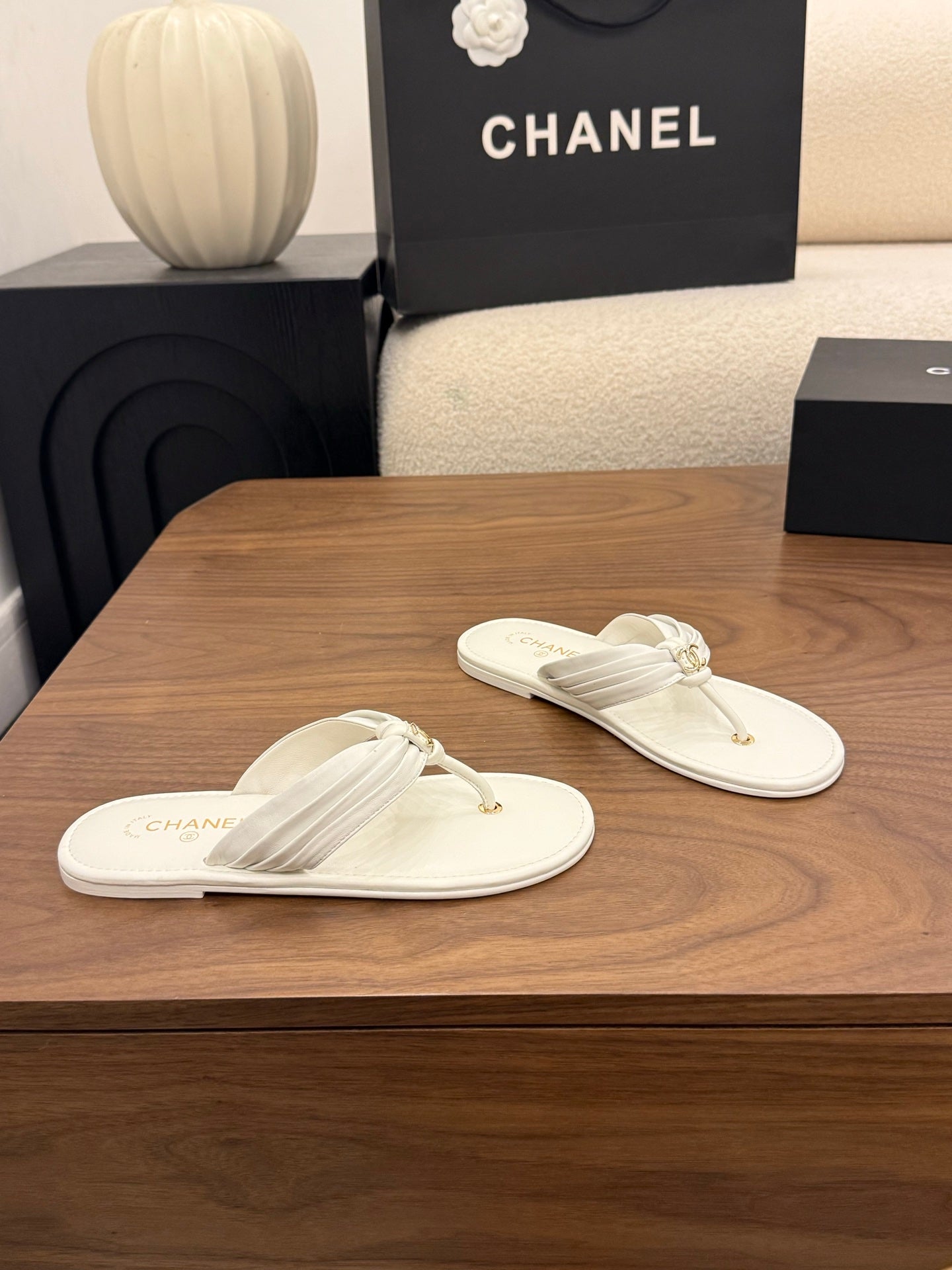 CHANEL 26S THONG SANDALS IN WHITE CALFSKIN WITH CC LOGO