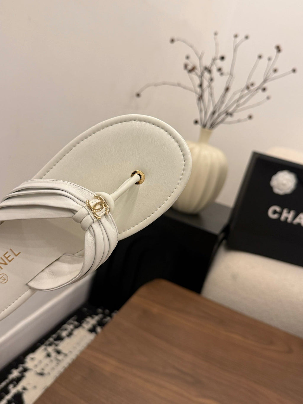CHANEL 26S THONG SANDALS IN WHITE CALFSKIN WITH CC LOGO