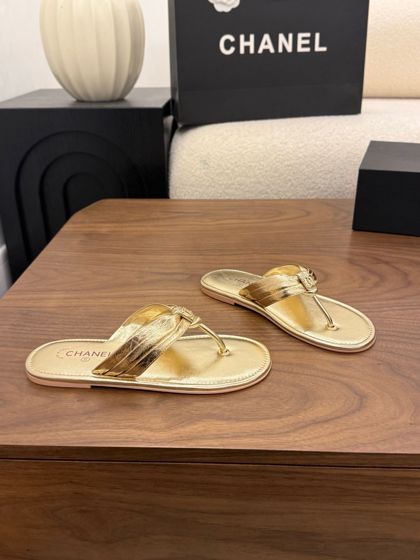 CHANEL 26S THONG SANDALS IN GOLD CALFSKIN WITH CC LOGO