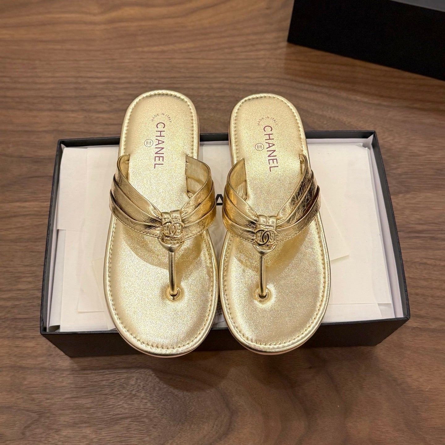 CHANEL 26S THONG SANDALS IN GOLD CALFSKIN WITH CC LOGO