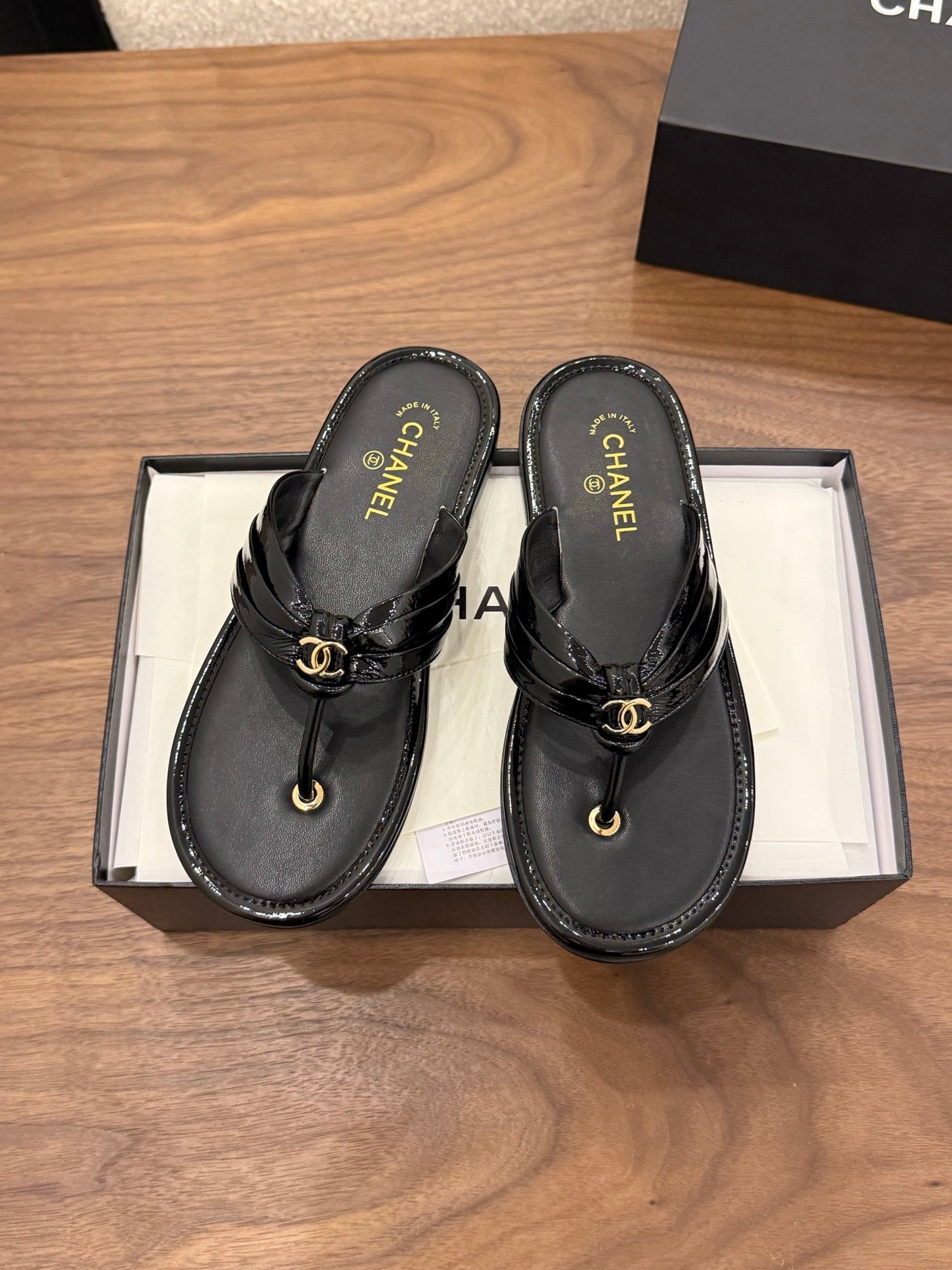 CHANEL 26S THONG SANDALS IN BLACK PATENT CALFSKIN WITH CC LOGO