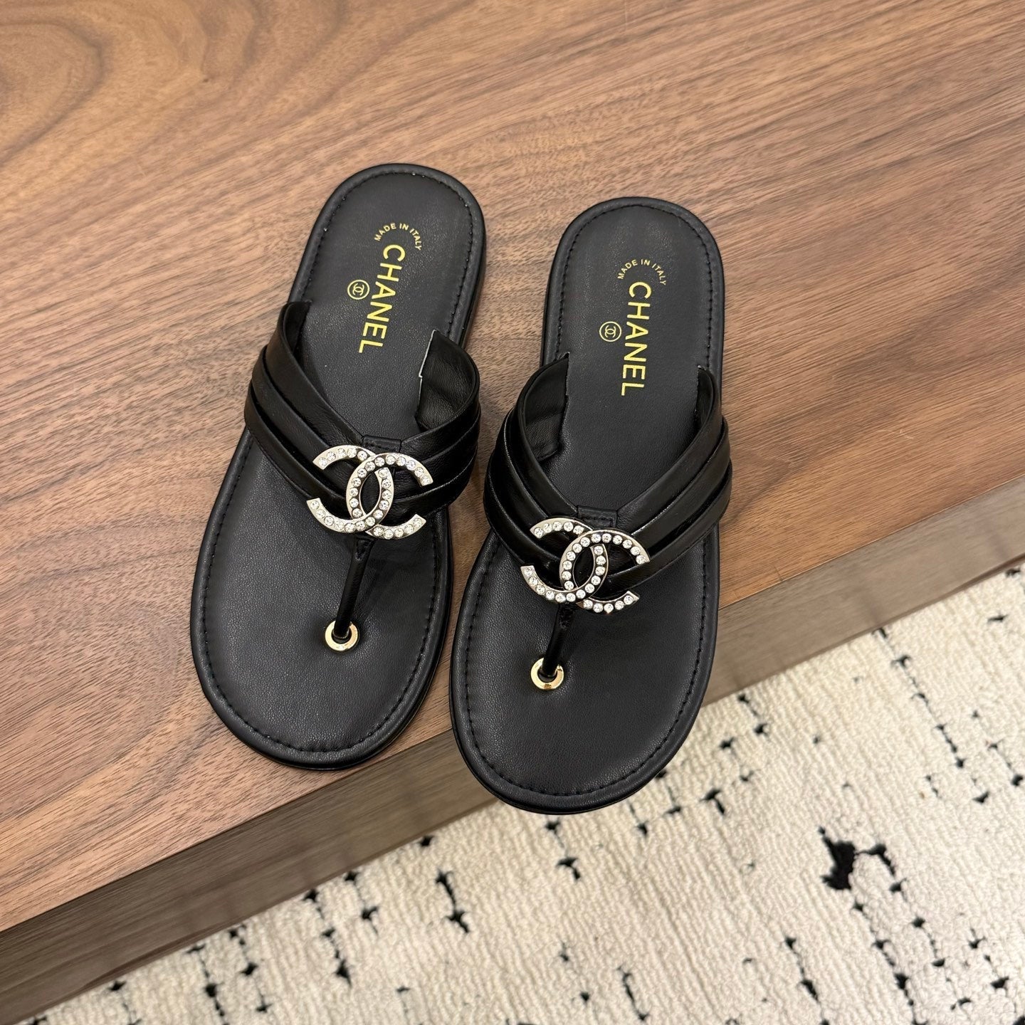 CHANEL 26S THONG SANDALS IN BLACK CALFSKIN WITH RHINESTONE CC LOGO