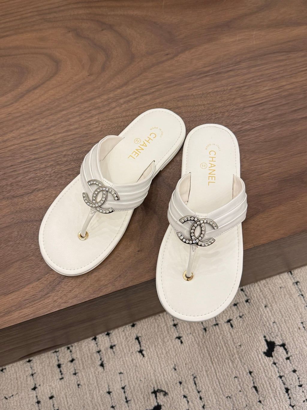 CHANEL 26S THONG SANDALS IN WHITE CALFSKIN WITH RHINESTONE CC LOGO