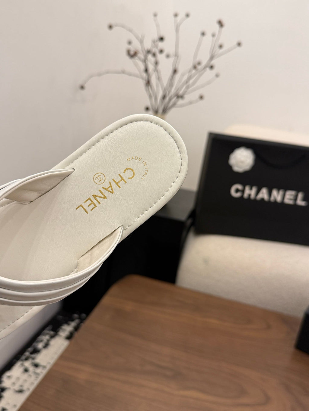 CHANEL 26S THONG SANDALS IN WHITE CALFSKIN WITH RHINESTONE CC LOGO