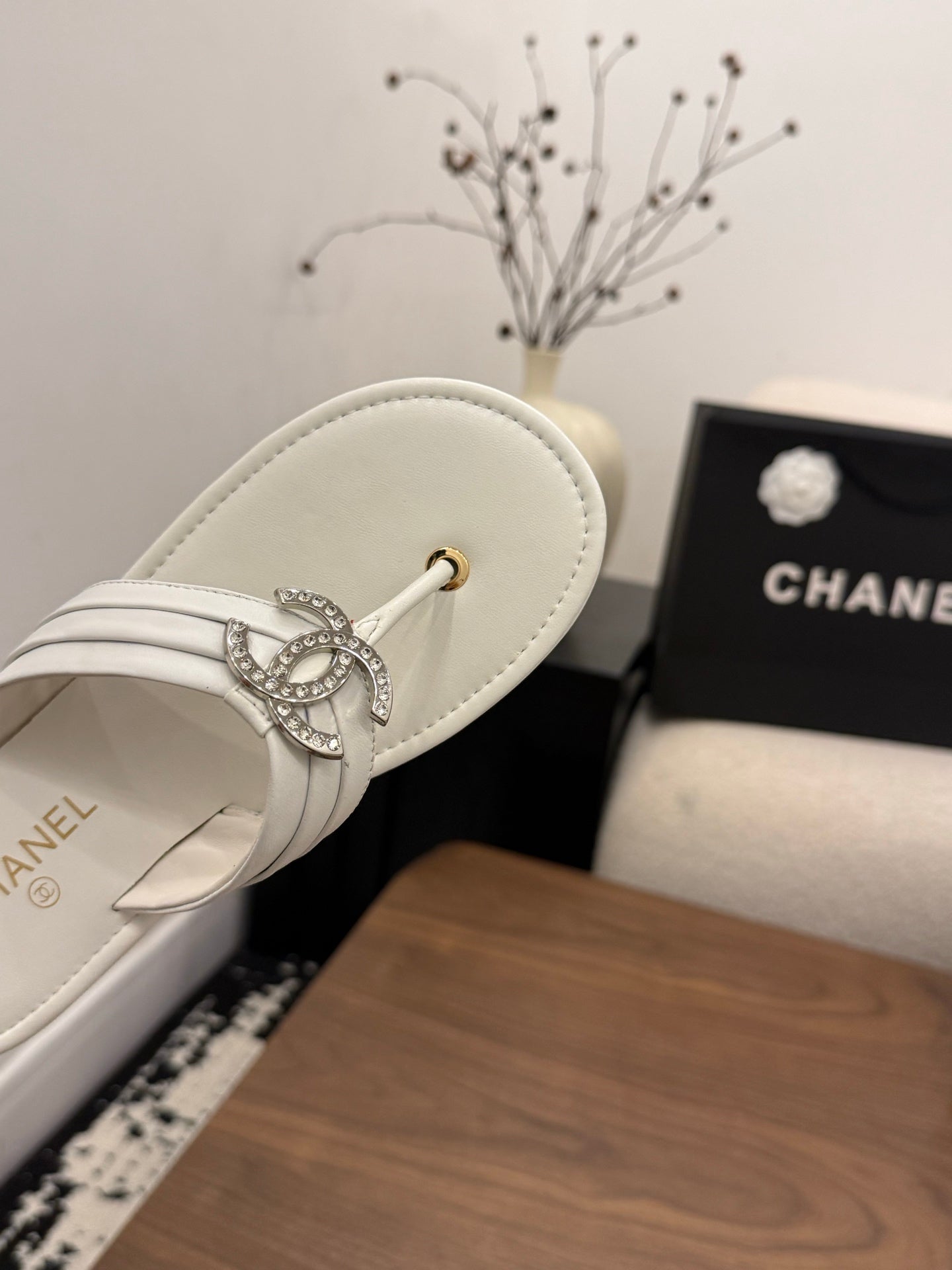CHANEL 26S THONG SANDALS IN WHITE CALFSKIN WITH RHINESTONE CC LOGO