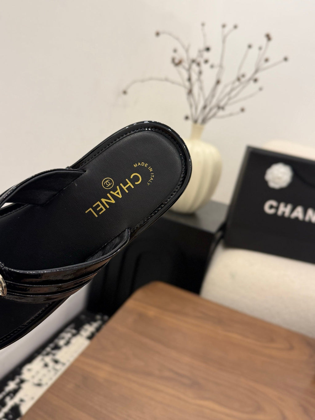 CHANEL 26S THONG SANDALS IN BLACK PATENT CALFSKIN WITH RHINESTONE CC LOGO