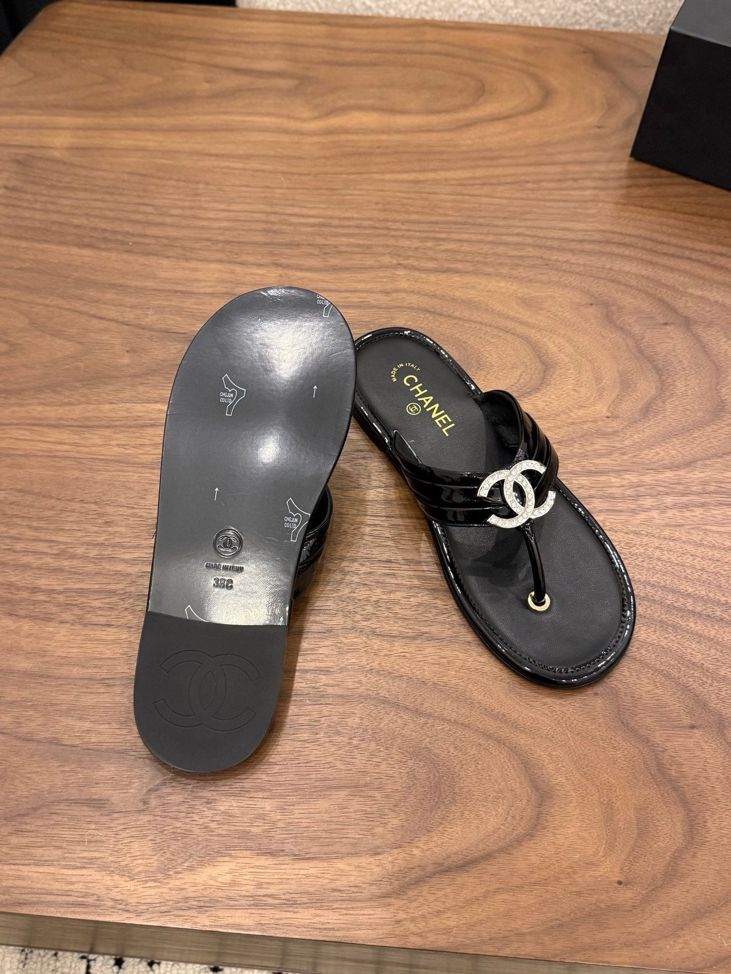 CHANEL 26S THONG SANDALS IN BLACK PATENT CALFSKIN WITH RHINESTONE CC LOGO