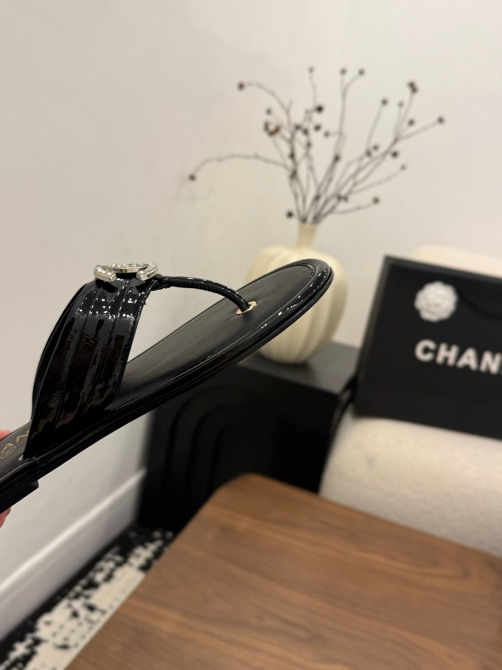 CHANEL 26S THONG SANDALS IN BLACK PATENT CALFSKIN WITH RHINESTONE CC LOGO