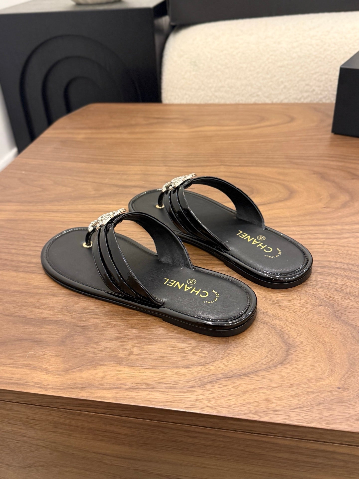 CHANEL 26S THONG SANDALS IN BLACK PATENT CALFSKIN WITH RHINESTONE CC LOGO