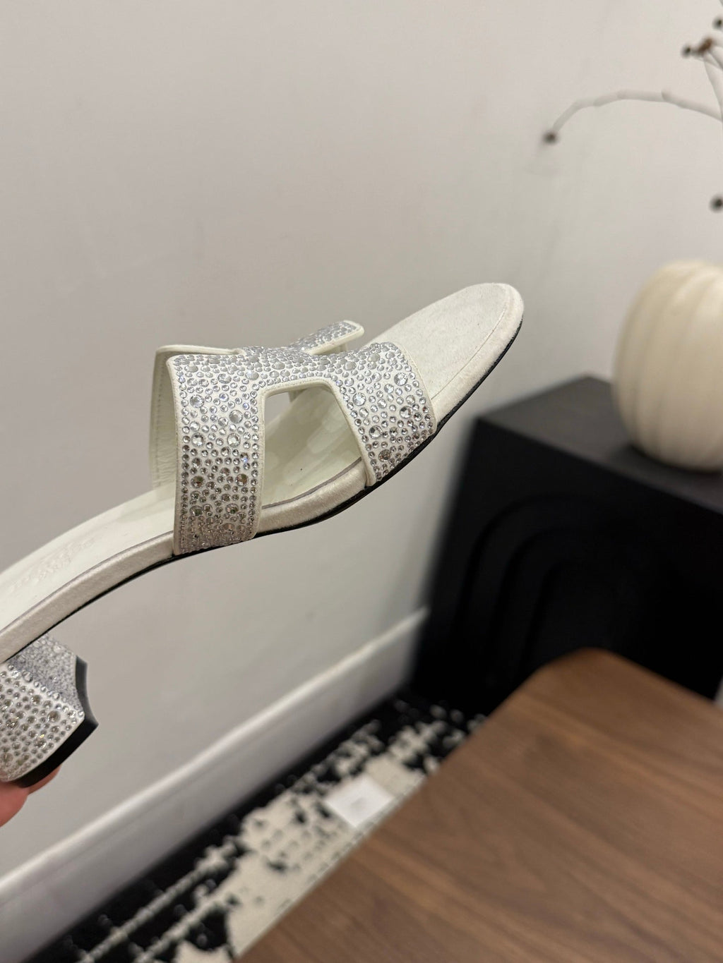 HM 26S OASIS SANDAL IN IVORY WHITE SUEDE WITH CRYSTALS