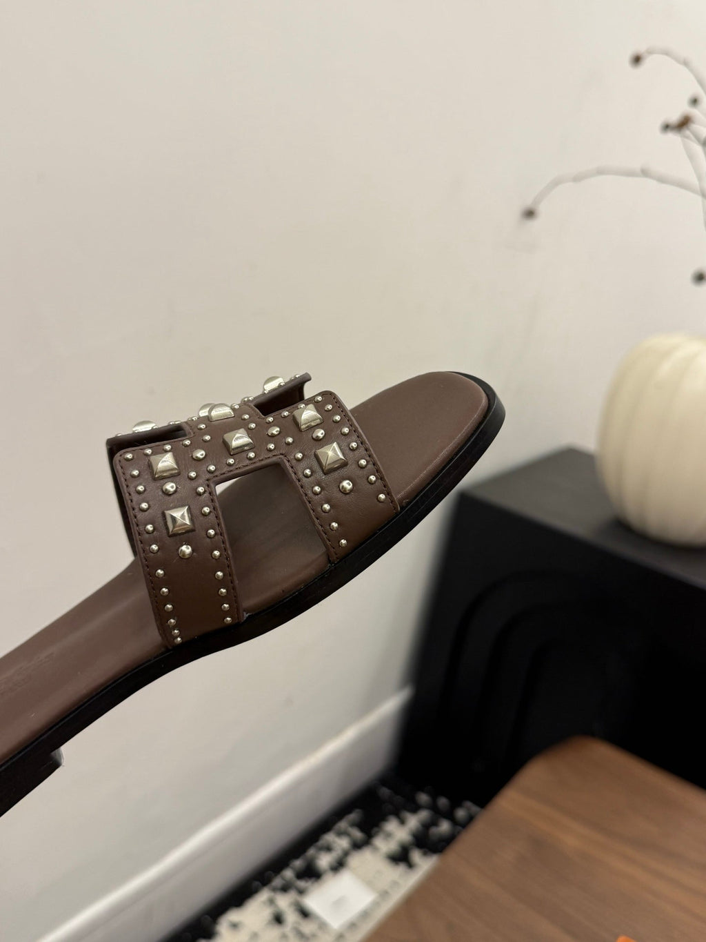 HM 26S ORAN STUDDED SANDALS IN DARK BROWN CALFSKIN