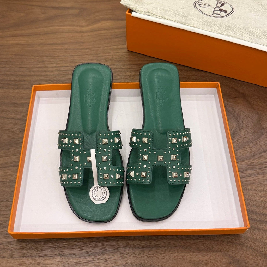 HM 26S ORAN STUDDED SANDALS IN EMERALD GREEN CALFSKIN