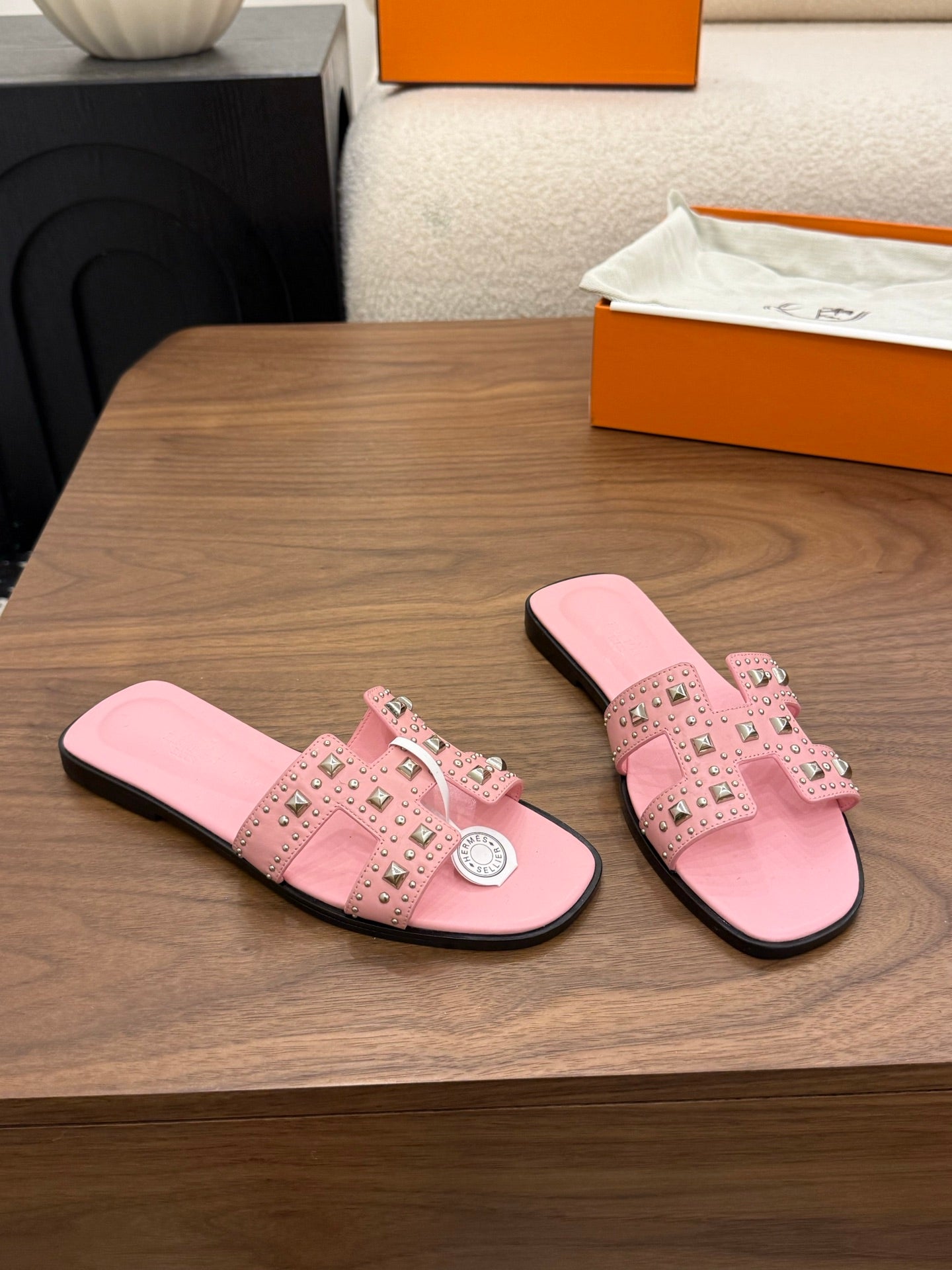 HM 26S ORAN STUDDED SANDALS IN LIGHT PINK CALFSKIN