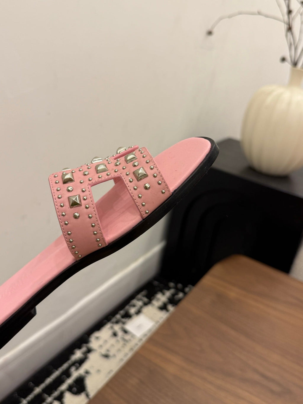 HM 26S ORAN STUDDED SANDALS IN LIGHT PINK CALFSKIN