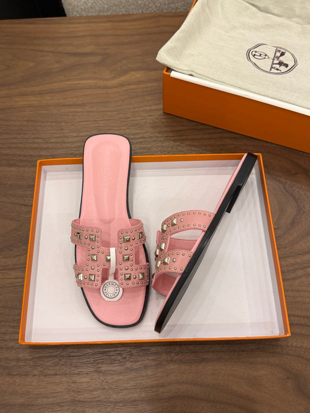 HM 26S ORAN STUDDED SANDALS IN LIGHT PINK CALFSKIN
