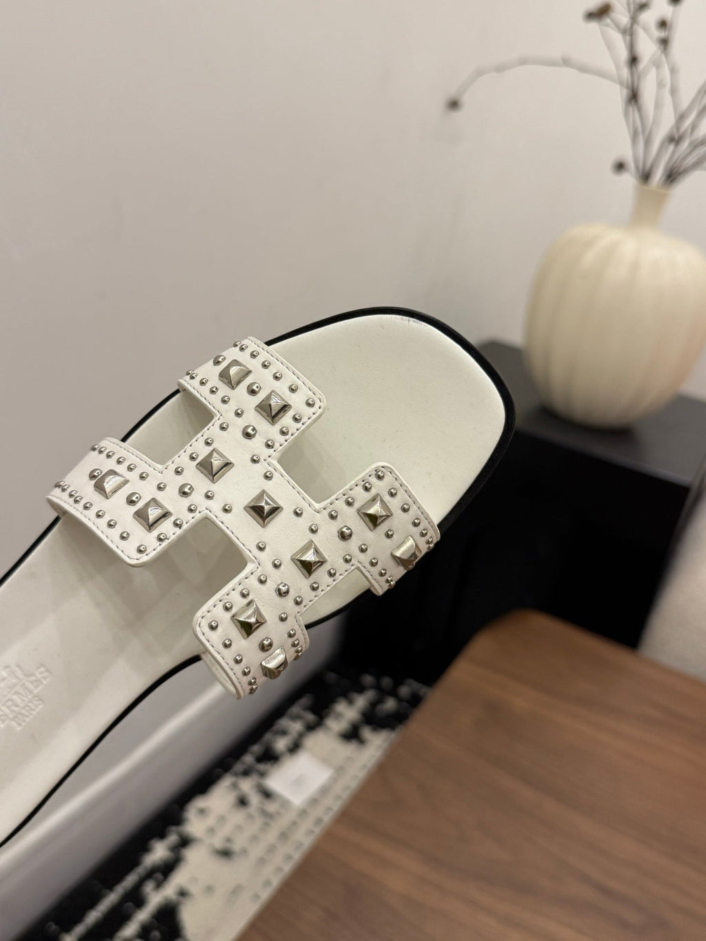 HM 26S ORAN STUDDED SANDALS IN WHITE CALFSKIN