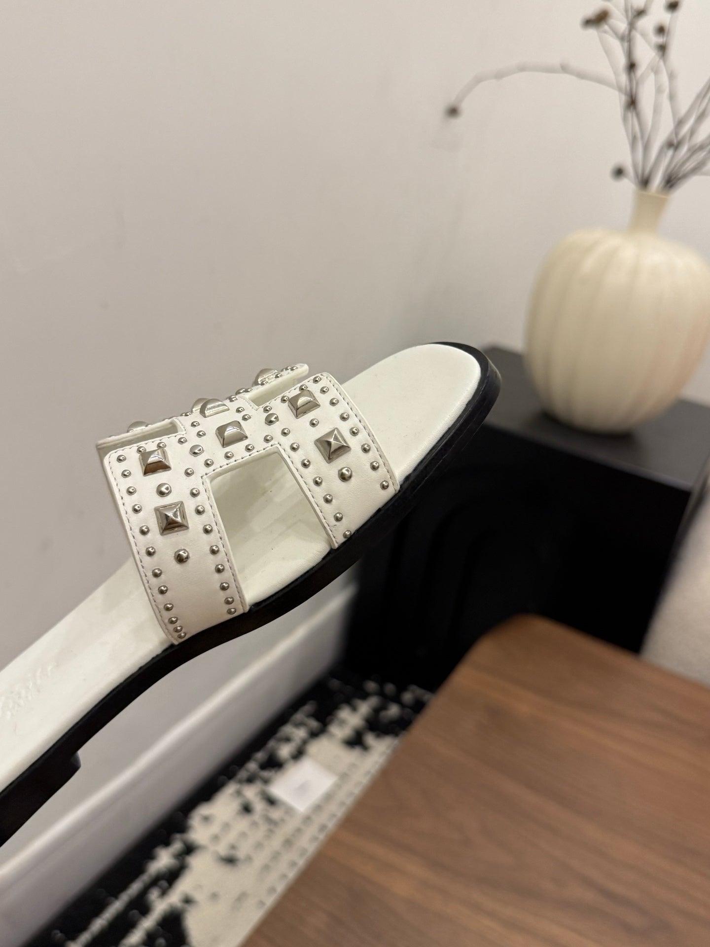 HM 26S ORAN STUDDED SANDALS IN WHITE CALFSKIN