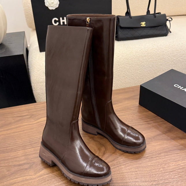 CHANEL 26S TALL BOOTS 45 MM IN BROWN PATENT LEATHER ROUNDED TOE