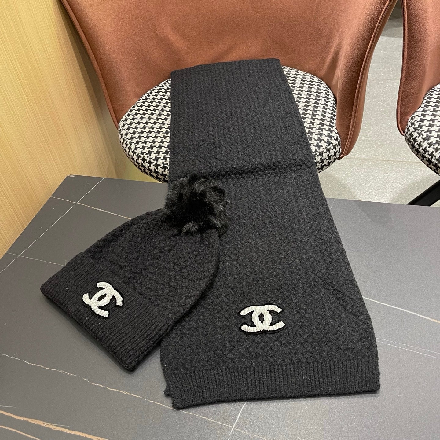 WHITE LOGO BEANIE HAT IN BLACK 875515