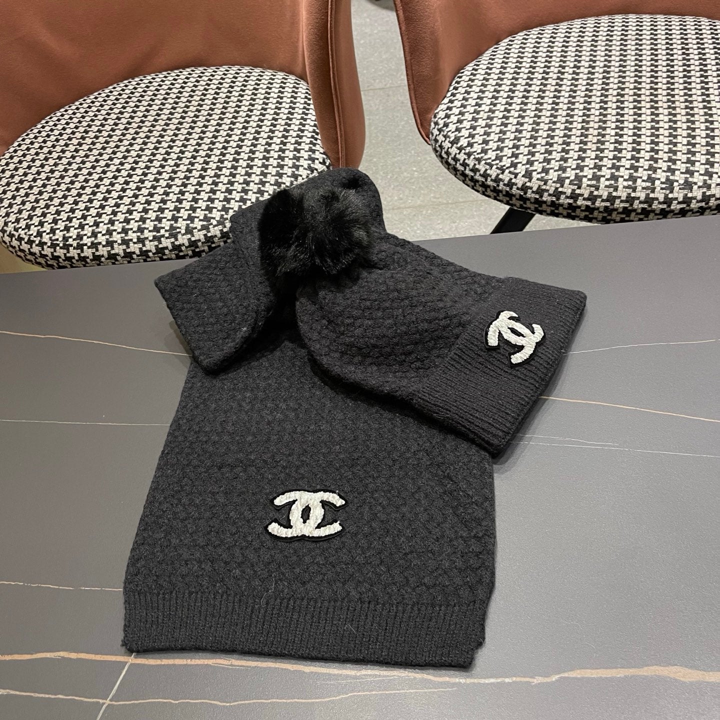WHITE LOGO BEANIE HAT IN BLACK 875515