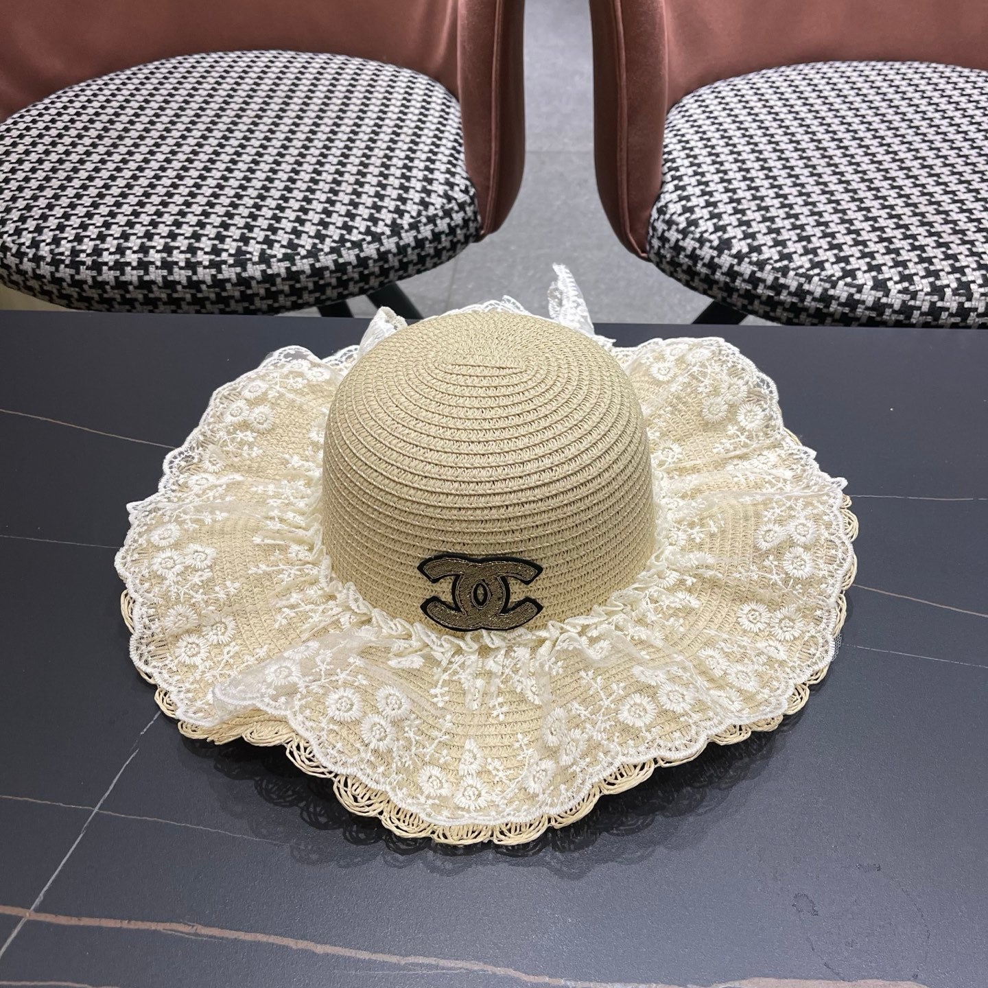 CHANEL 26S LACE-OVERLAY WIDE-BRIM STRAW HAT 335731