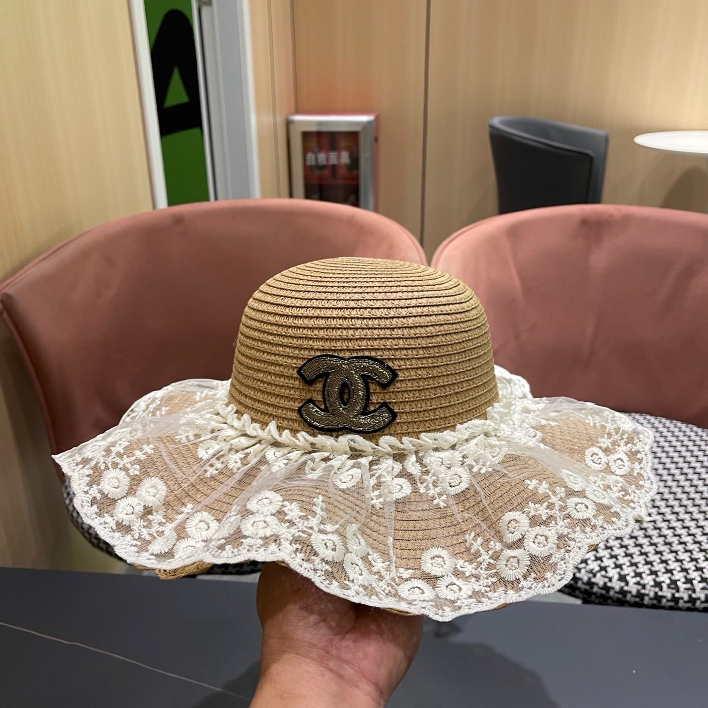 CHANEL 26S LACE-OVERLAY WIDE-BRIM STRAW HAT 335730