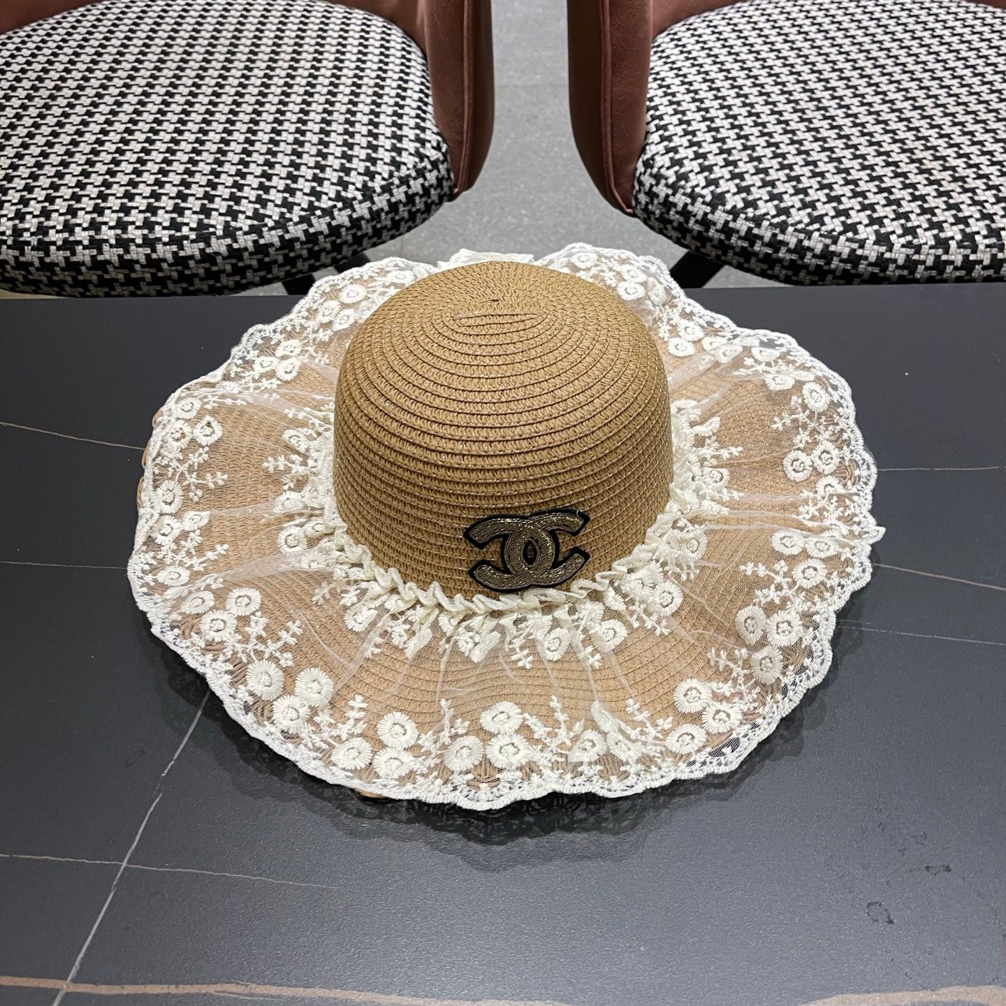 CHANEL 26S LACE-OVERLAY WIDE-BRIM STRAW HAT 335730