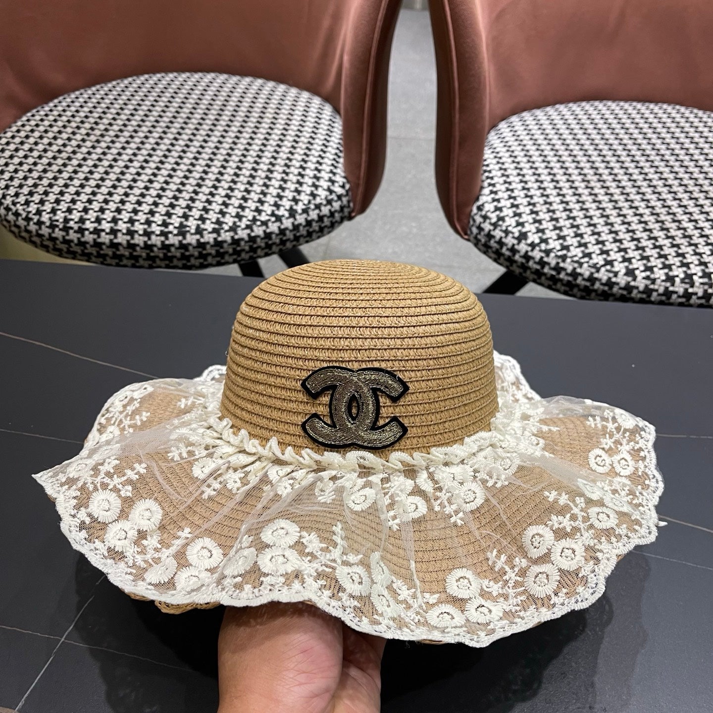 CHANEL 26S LACE-OVERLAY WIDE-BRIM STRAW HAT 335730