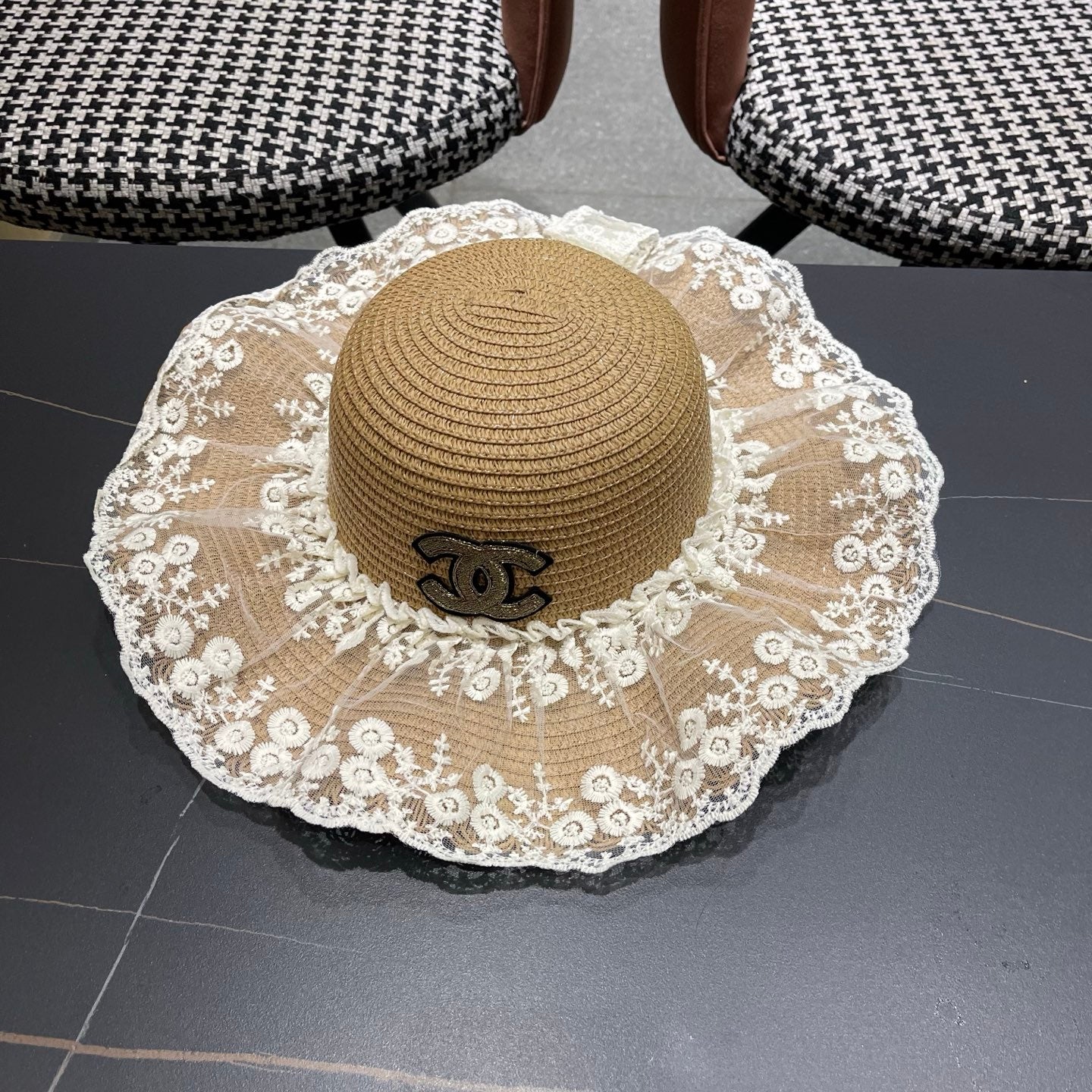 CHANEL 26S LACE-OVERLAY WIDE-BRIM STRAW HAT 335730