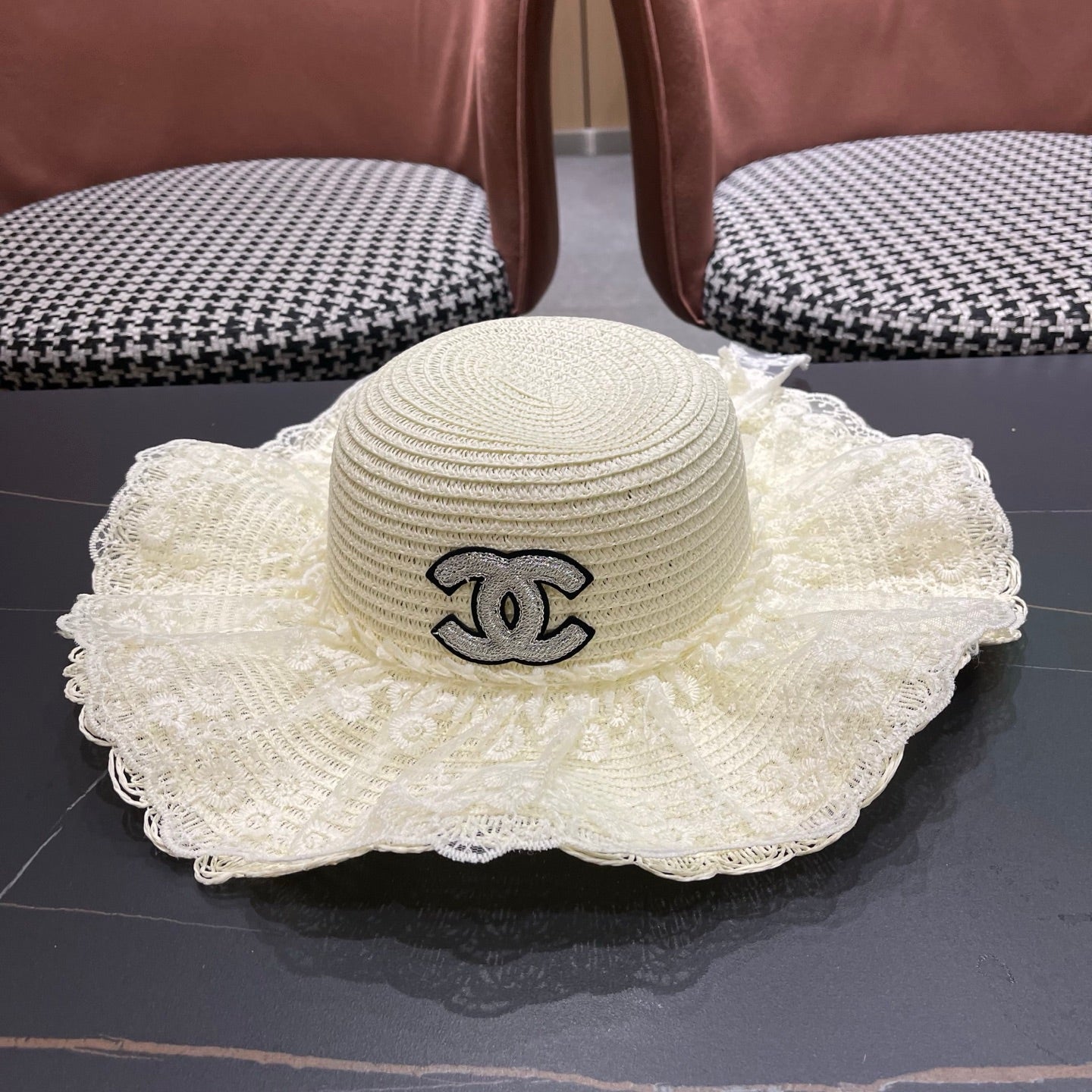 CHANEL 26S LACE-OVERLAY WIDE-BRIM STRAW HAT 335729