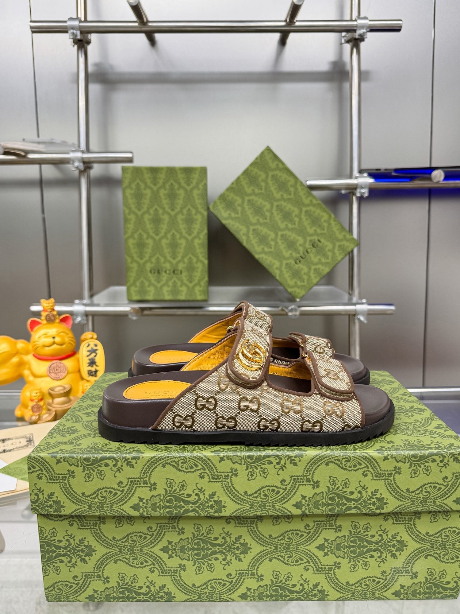 GG SANDALS IN DARK BROWN CALFSKIN AND BEIGE FABRIC WITH GOLD HARDWARE