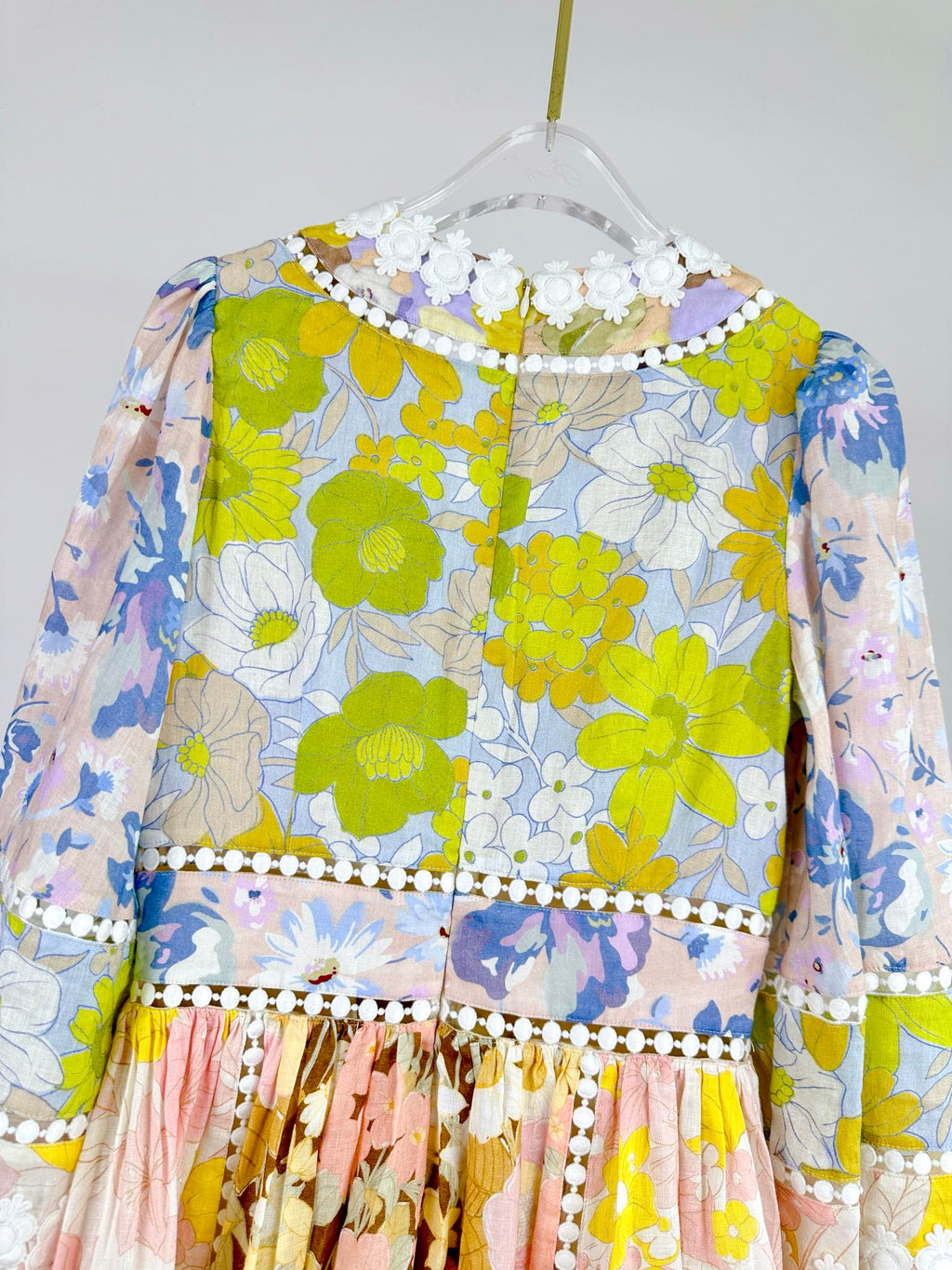 V-NECK FLORAL PRINT DRESS WITH LACE DETAIL