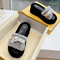 THICK-SOLDED SLIPPER IN PALE GRAY MIX BLACK LAMB FUR