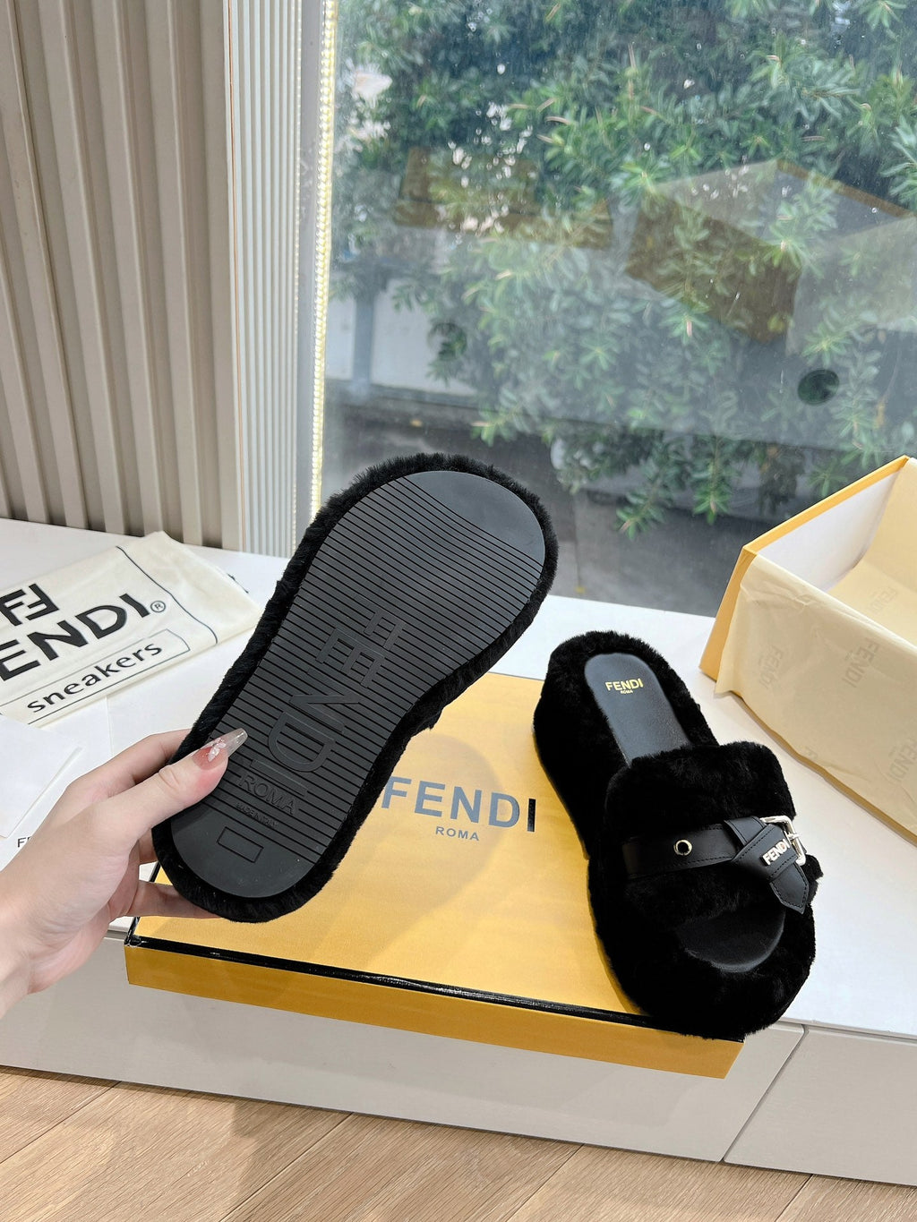 THICK-SOLDED SLIPPER IN BLACK LAMB FUR
