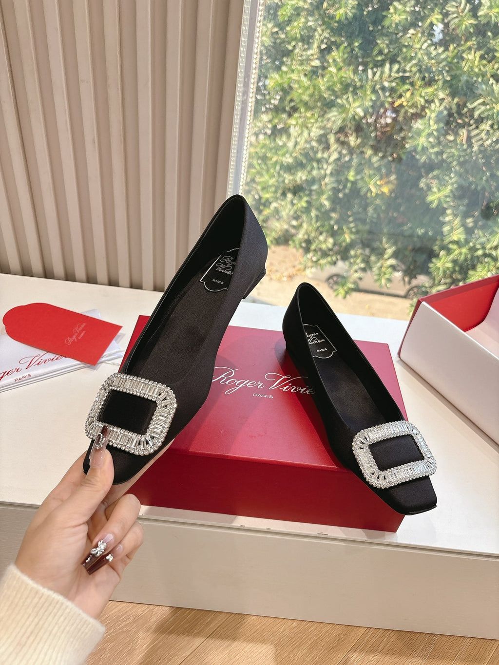 BELLE VIVIER BALLERINAS IN BLACK SILK