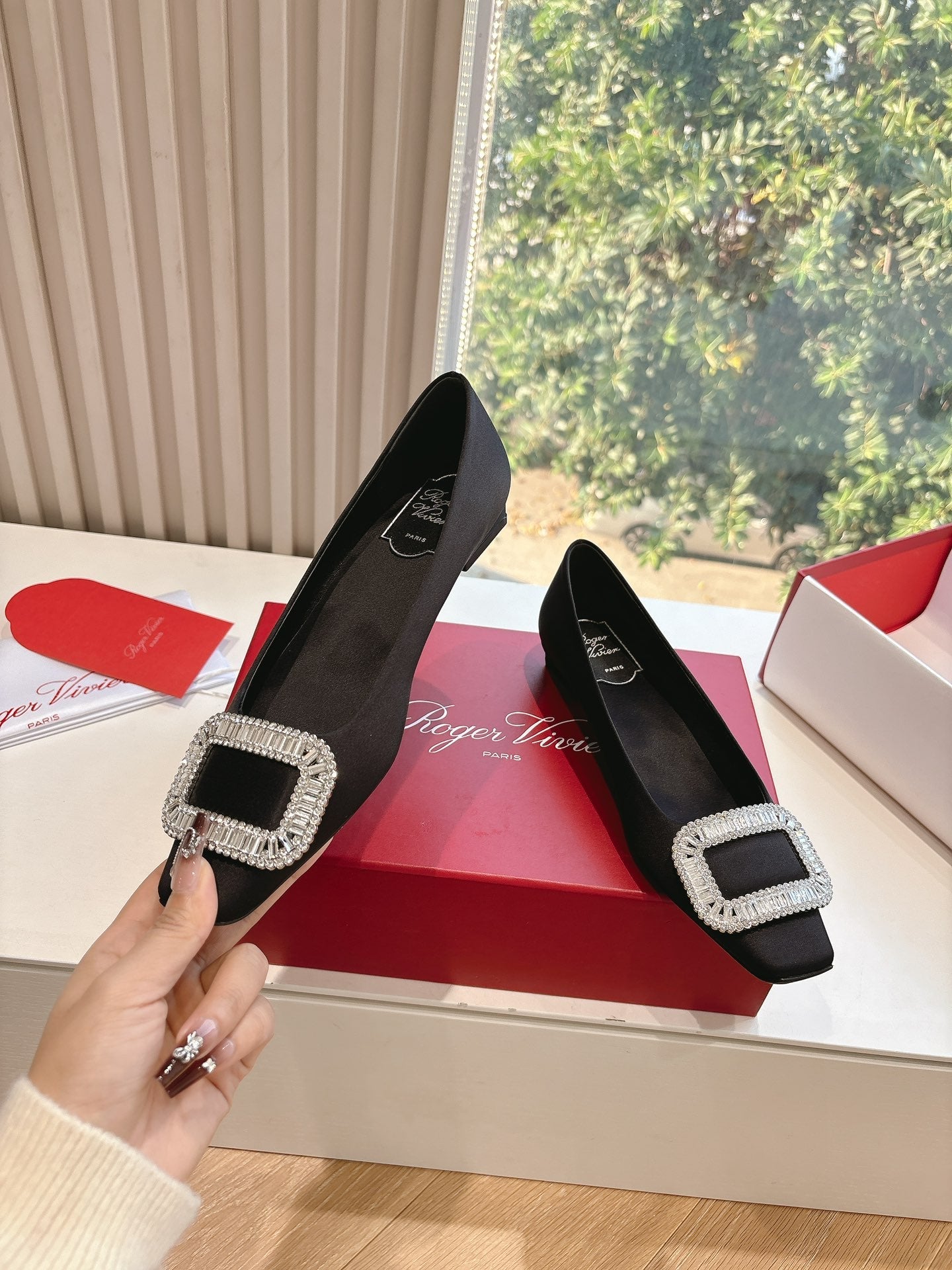 BELLE VIVIER BALLERINAS IN BLACK SILK