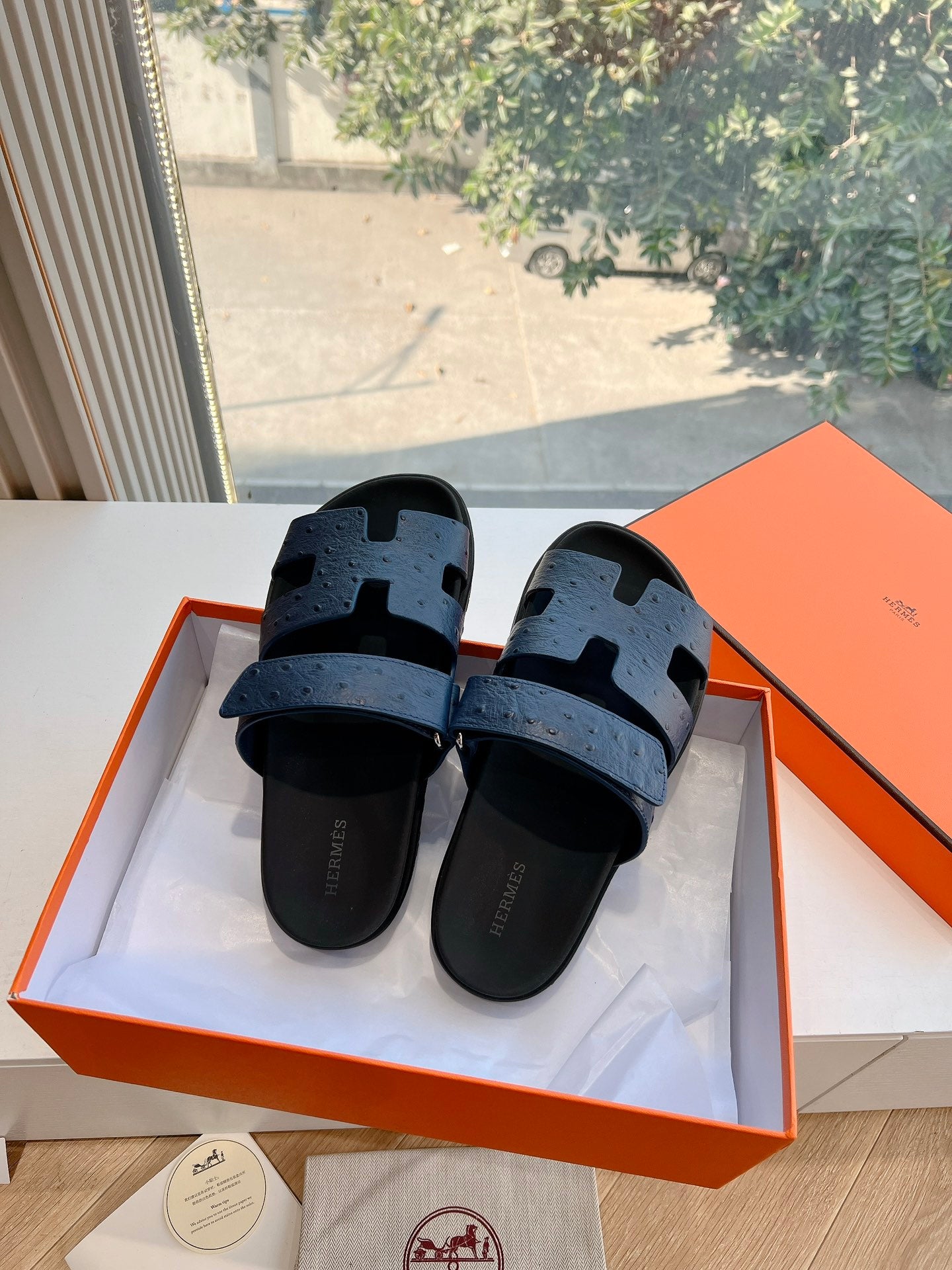 CHYPRE SANDAL IN NAVY BLUE GRAINED CALFSKIN