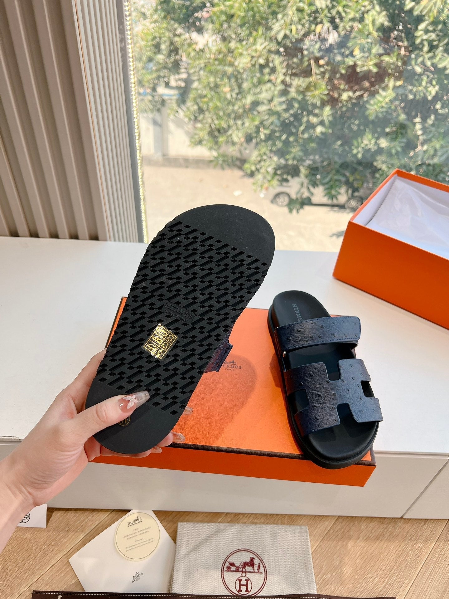 CHYPRE SANDAL IN NAVY BLUE GRAINED CALFSKIN
