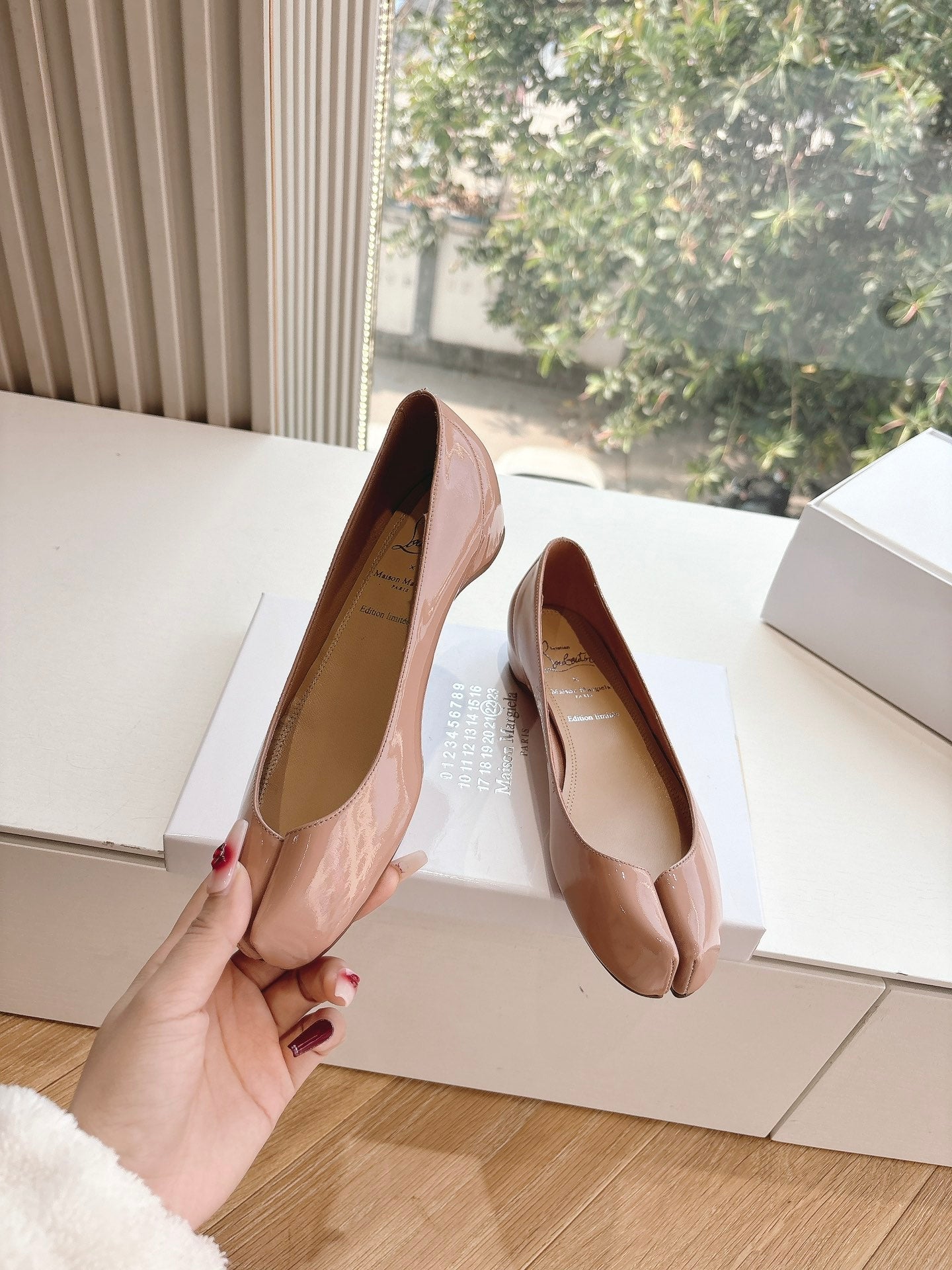 MARLOUGIELA STRASS BALLERINAS IN BEIGE PATENT SMOOTH CALFSKIN