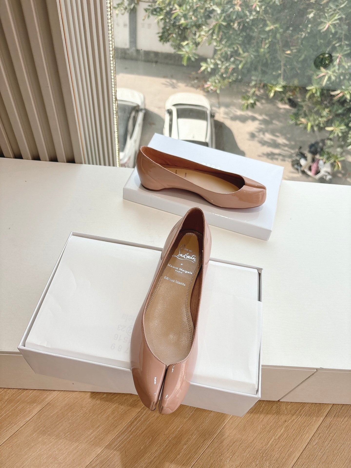 MARLOUGIELA STRASS BALLERINAS IN BEIGE PATENT SMOOTH CALFSKIN
