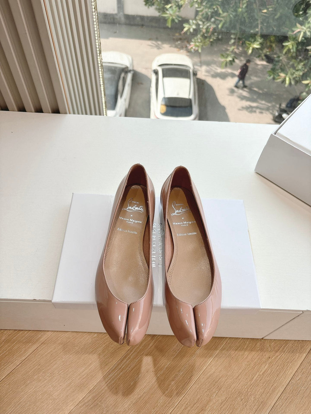 MARLOUGIELA STRASS BALLERINAS IN BEIGE PATENT SMOOTH CALFSKIN