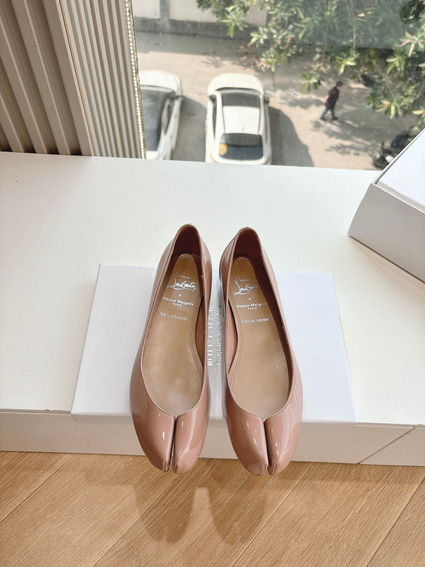MARLOUGIELA STRASS BALLERINAS IN BEIGE PATENT SMOOTH CALFSKIN